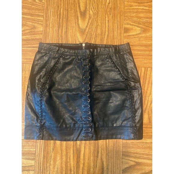 Blank NYC women's black faux leather y2k with braided side pockets mini skirt 28 - Picture 1 of 9